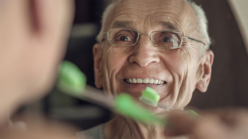 La cura de les dents en la gent gran
