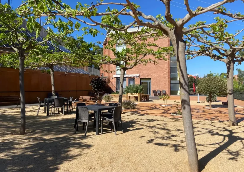 Jardín con moreras y zona de sombra en la residencia de la tercera edad Sol i Natura, Corbera de Llobregat